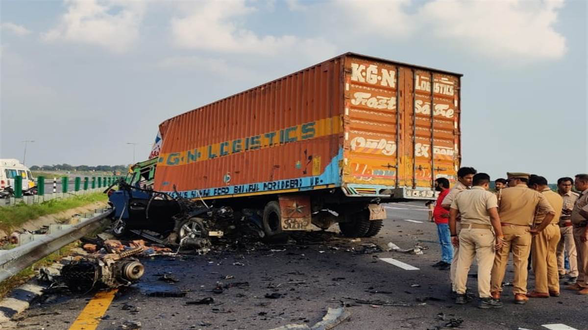 1665763628489615 0 - पूर्वांचल एक्सप्रेस वे पर BMW और कंटेनर की टक्कर, 4 लोगों की दर्दनाक मौत