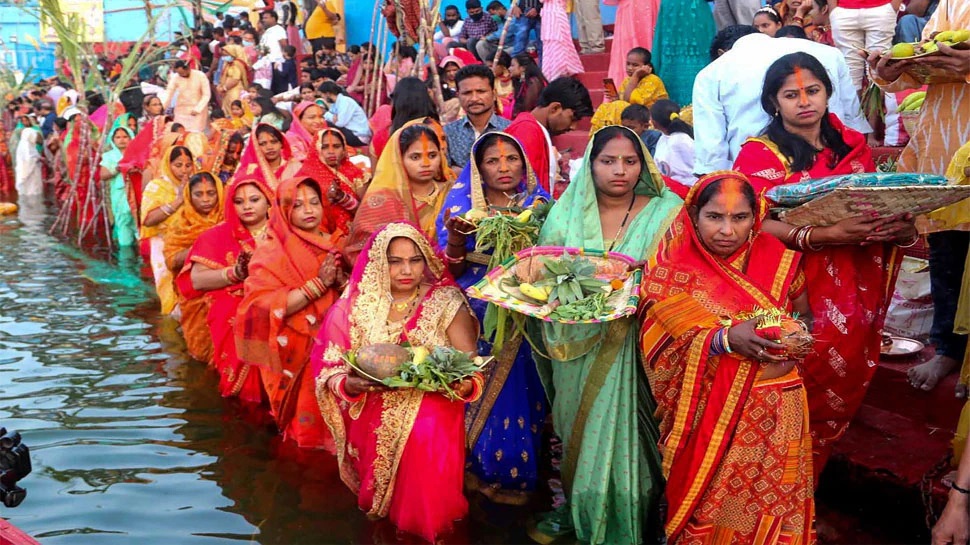 965098 chhath puja - हजारों की संख्या में छठ व्रत रखी महिलाओं ने दिया भगवान सूर्य को अर्घ्य|
