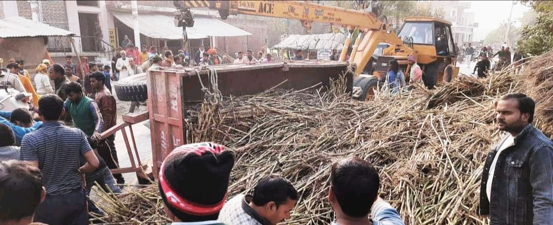 IMG 20230119 193931 017 - गन्ना लदी ट्रैक्टर ट्राली पलटी, ट्राली के नीचे दबकर 52 वर्षीय अधेड़ गंभीर रुप से घायल।