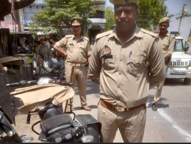 images 3 4 - सिपाही को पड़ा भारी ट्रैफिक नियम का उल्लंघन करना, कोतवाल ने काटा चालान