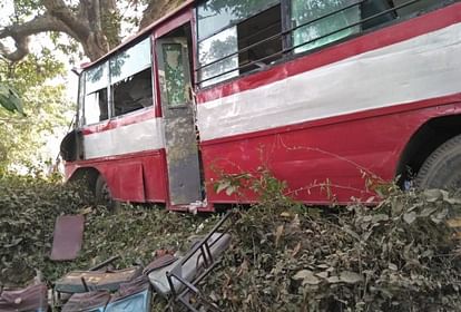 ballia 1542900695 - गोरखपुर से लखनऊ की ओर तीव्र गति से जा रही बस पेड़ से टकरा गई।