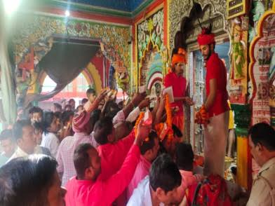 images 7 - पहले बड़े मंगल पर हनुमान जी के मंदिरों पर दिखी श्रद्धालुओं की भीड़।