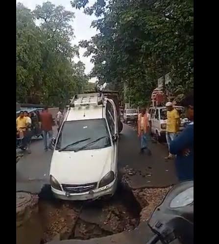 images 5 3 - लखनऊ में बारिश से धंसी सड़क, टला बड़ा हादसा ।