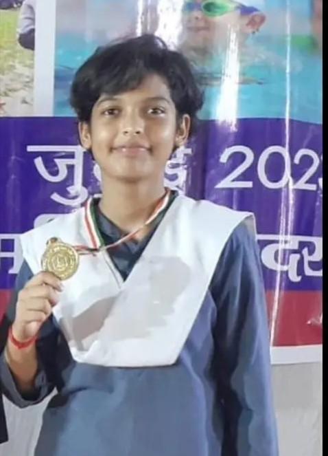 IMG 20230810 082228 594 - छात्रा अजिता द्विवेदी को मिला गोल्ड मेडल।