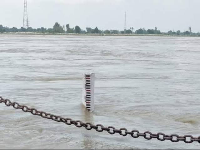 images 28 - सरयू नदी ने लिया रौद्र रूप खतरे के निशान के पास पहुंचा नदी का जलस्तर।
