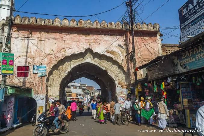 images 6 3 - ऐतिहासिकता को संरक्षित करते हुए होगा चौक के प्रवेश द्वारों का संरक्षण एवं सौंदर्यीकरण।