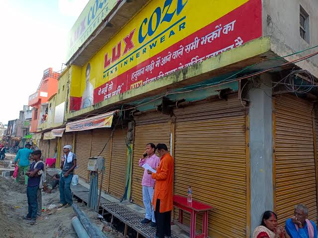 images 4 2 - पुलिस कार्रवाई के विरोध में रामनगरी का बाजार बंद।
