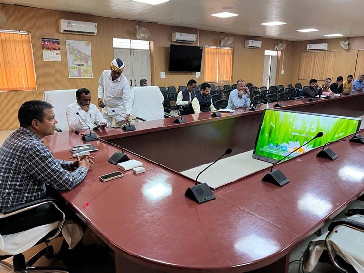 Issue raised in review meeting Median divider of Rampath is not in a straight line 1 - समीक्षा बैठक में उठा प्रकरण एक सीध में नहीं है रामपथ के मीडियन डिवाईडर।