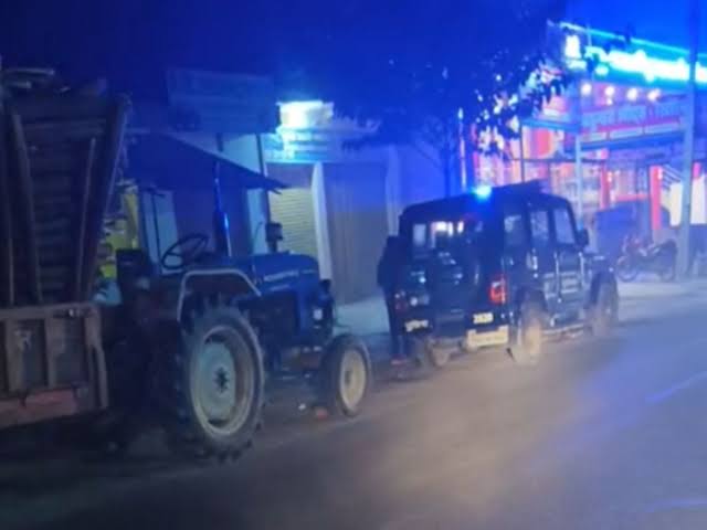 images 1 3 - सागौन लदी ट्रैक्टर-ट्रॉली को PRV ने पकड़ा, पासिंग नहीं मिलने पर रोका, डील होते ही छोड़ा गया।