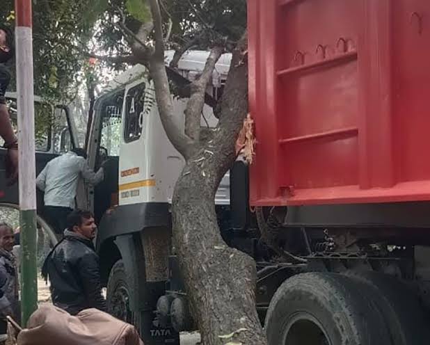 images 10 - टोल बचाकर गांव के बीच से जा रहा ट्रेलर पेड़ से टकराया।
