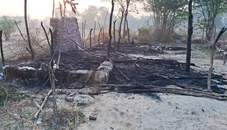 Due to unknown reasons the entire house was burnt to ashes due to fire in the residential shed - अज्ञात कारणों से आवासीय छप्पर में लगी आग से संपूर्ण गृहस्थी जलकर हुई राख।