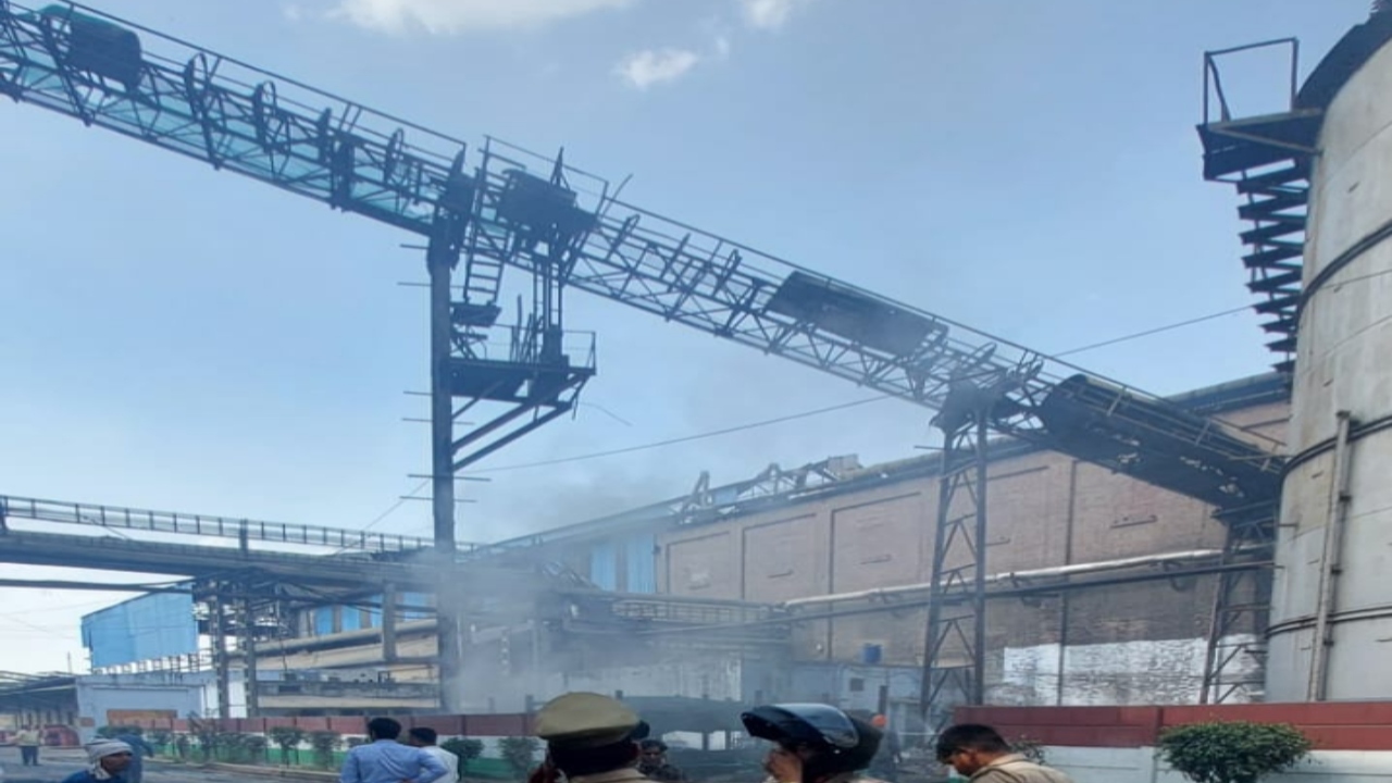 7 2024 04 11t174659.046 - चीनी मिल में लगी आग,चपेट में आई बगास की टाल-फायर फाइटर्स ने पाया काबू।