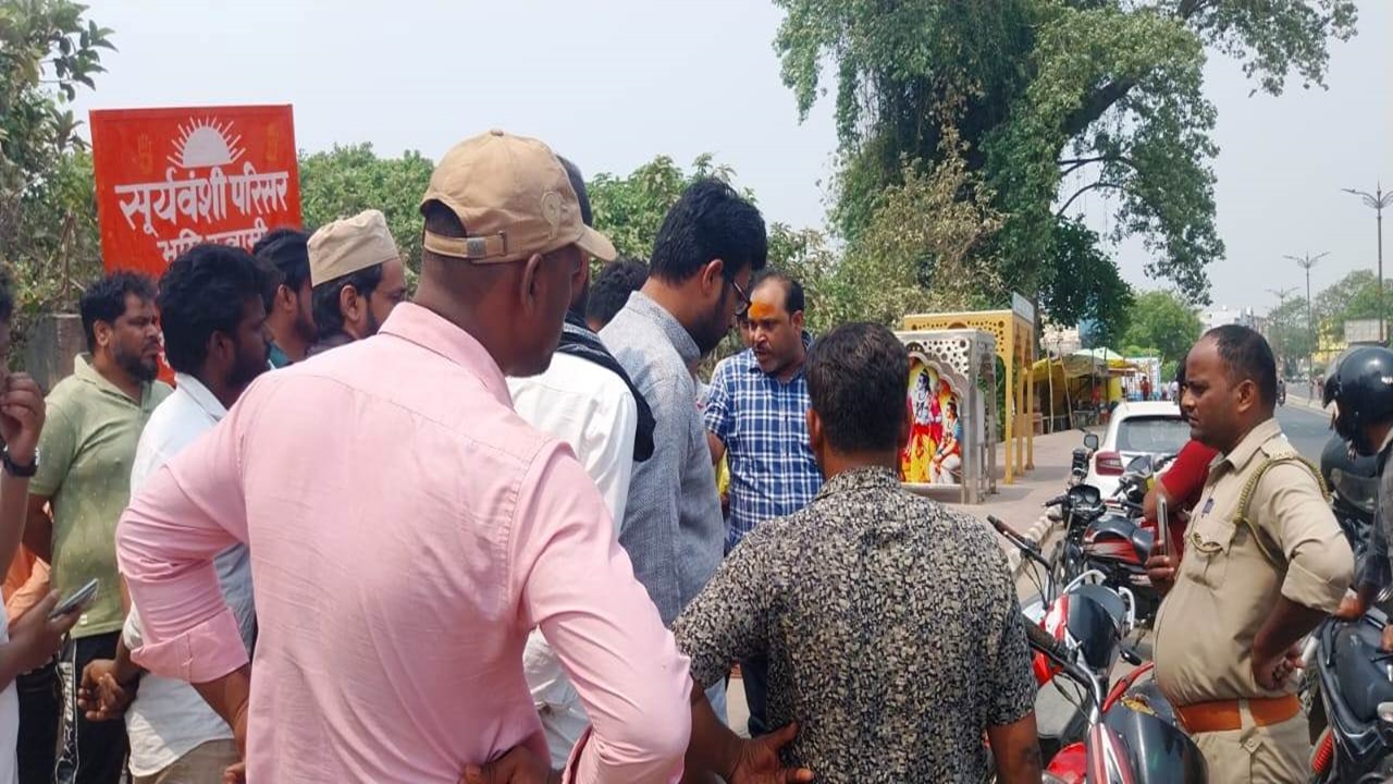 6 - पैमाइश से पहले कर्बला पर लगा सूर्यवंशी परिसर का बोर्ड, पुलिस ने हटवाया।
