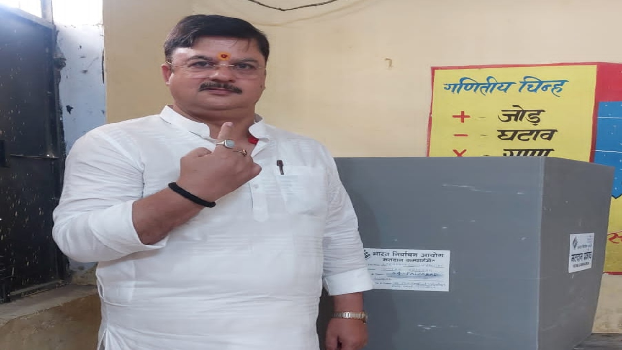 वोट 1 - मतदान स्थल पर अयोध्या मेयर ने लांघी सीमा, तस्वीर वायरल।
