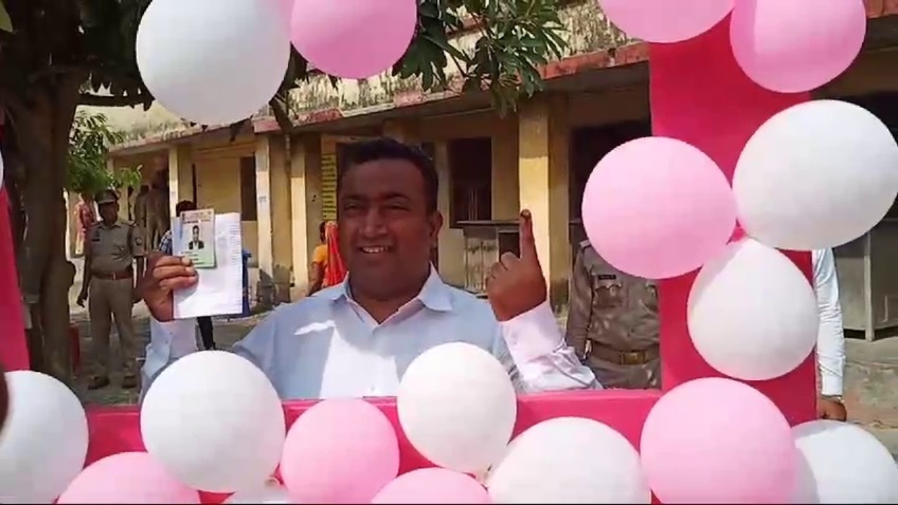वोट - शांतिपूर्ण तरीके से चल रहा मतदान, जिलाधिकारी अयोध्या ने डाला वोट।