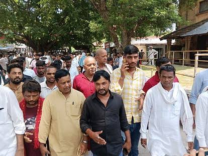 images 1 6 - कांग्रेस जिलाध्यक्ष ने किया सरेंडर, पुलिस अधिकारियों पर प्राण घातक हमला करने का था आरोप।