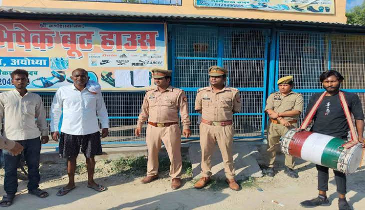 images 4 6 - अपहरण के आरोपी के घर पुलिस ने कराई मुनादी।