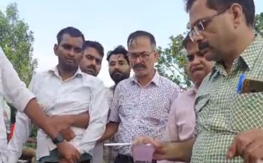 capture32 - रिश्वत लेकर भाग रहे लेखपाल को दौड़ाकर किया गिरफ्तार।