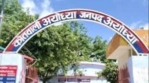 images 18 - ग्राहक बनकर आए उचक्कों ने ज्वैलरी शोरूम से पार की चेन, सीसीटीवी कैमरे में घटना कैद।