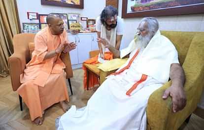 images 10 - सीएम योगी ने जाना महंत नृत्य गोपाल दास का कुशलक्षेम।