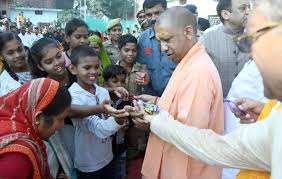 images 11 - महिलाओं में बांटा मिष्ठान व वस्त्र, सीएम के हाथों चॉकलेट पाकर चहके बच्चे।