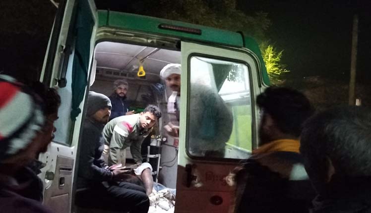 Motorcycle collided with a pole two youths injured referred to district hospital - खंभे से टकराई मोटरसाइकल, दो युवक घायल, जिला अस्पताल रेफर।