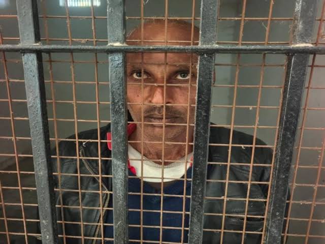 images 1 2 - दोनों हाथ में असलहा लेकर धमका रहा था अपराधी गिरफ्तार।