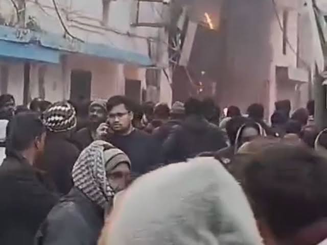 images 2 1 - भारतीय स्टेट बैंक के एटीएम रूम में लगी आग, सूचना पर पहुंची फायर ब्रिगेड की टीम।