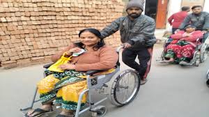images 6 - व्हील चेयर वालों से अवैध वसूली कर रहा साधु वेश धारी।