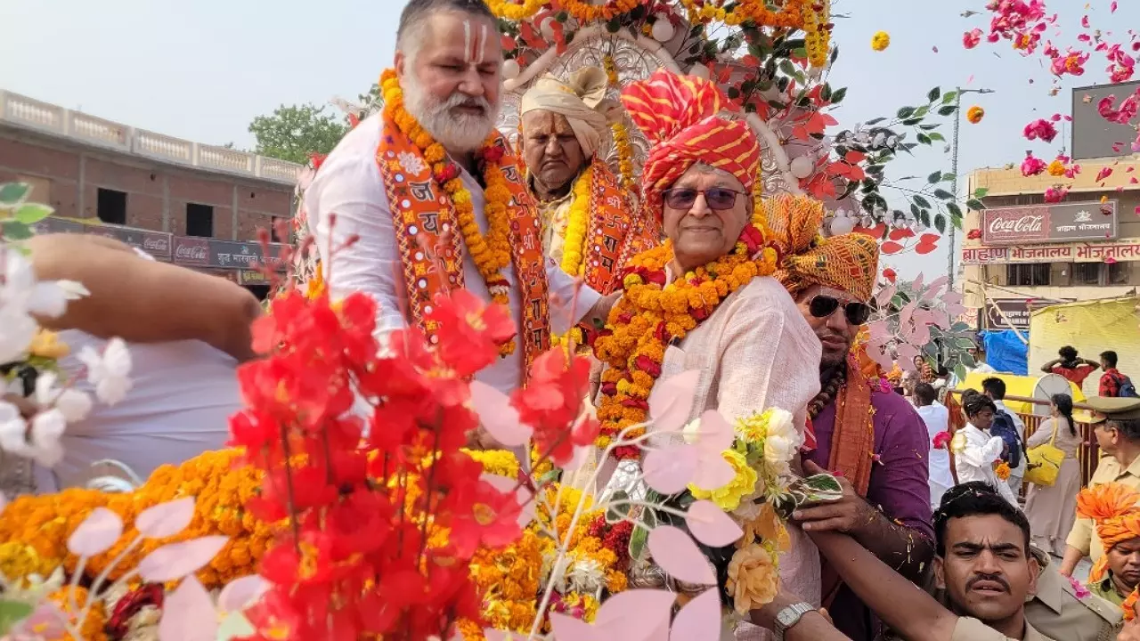 dfg - टूटी सदियों पुरानी परंपरा, तीर्थ पुरोहित ने किया "बही लेखन" परंपरा का निर्वहन। अयोध्या।