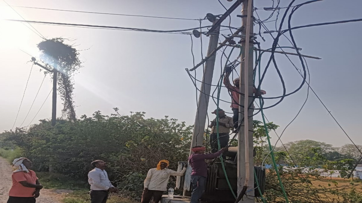 f - भीषण गर्मी में विद्युत कटौती से उपभोक्ता परेशान।