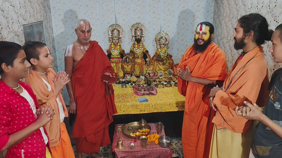 hhhh - पहलगाम की घटना पर संतों ने पीएम मोदी से की बदले की उम्मीद।