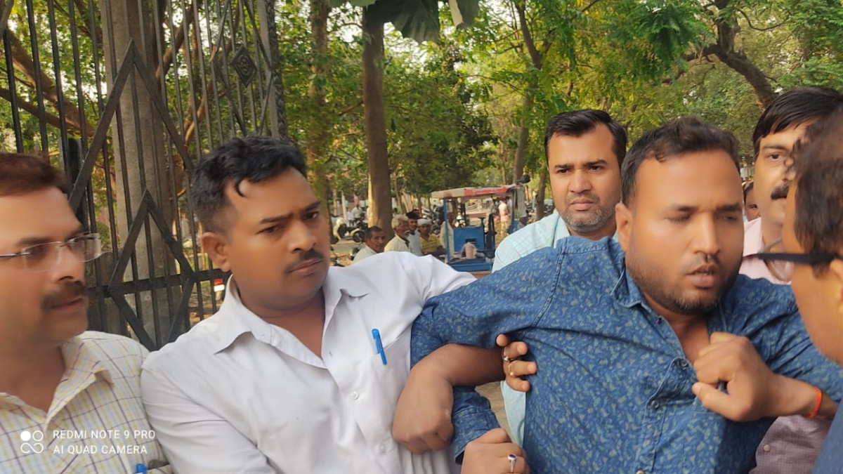 dfgdsg - एंटी करप्शन टीम ने लेखपाल को रिश्वत लेते रंगे हाथ पकड़ा।