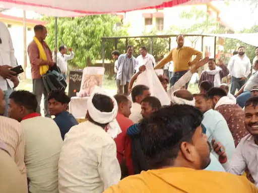 hhhh - 30% कर्मचारियों की छंटनी का विरोध, बिजली लाइन का काम प्रभावित