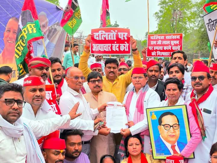 धरना - सड़क पर उतरे सपाई, बाबा साहब की तस्वीर को लेकर किया विरोध प्रदर्शन।