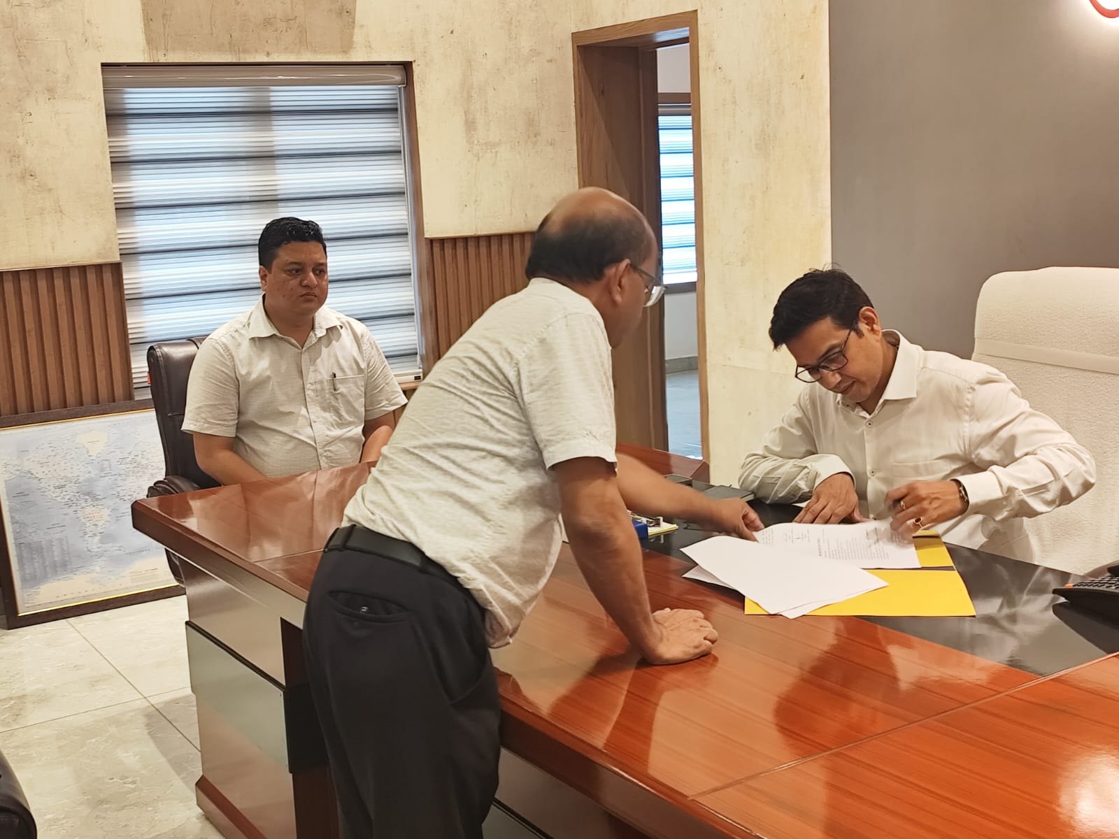 525583766 1049476187399558 4556565145374360043 n - नवागत मंडलायुक्त  ने ग्रहण किया कार्यभार जिलाधिकारी,अपर आयुक्त प्रशासन,व मुख्य विकास अधिकारी रहे मौजूद।