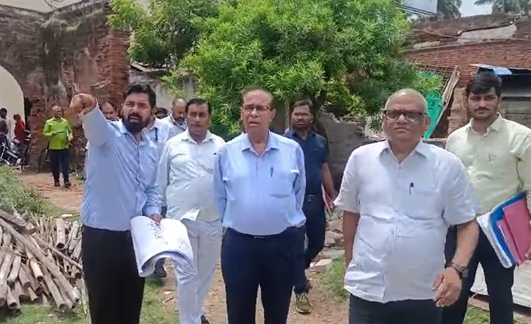 Construction of 300 bed hospital will start soon in Redganj DG Health inspected - 300 बेड के अस्पताल निर्माण जल्द होगा शुरू, डीजी हेल्थ ने किया निरीक्षण।
