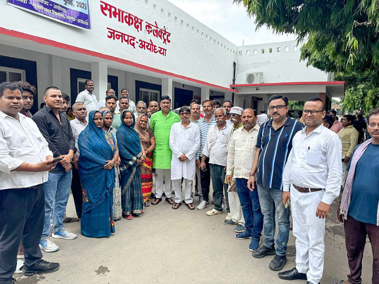 Those affected by railway and airport acquisition will get justice citizens met DM under the leadership of former minister Pawan - रेलवे और एयरपोर्ट अधिग्रहण से प्रभावितों ने पूर्व मंत्री की अगुवाई में डीएम से किया मुलाकात।