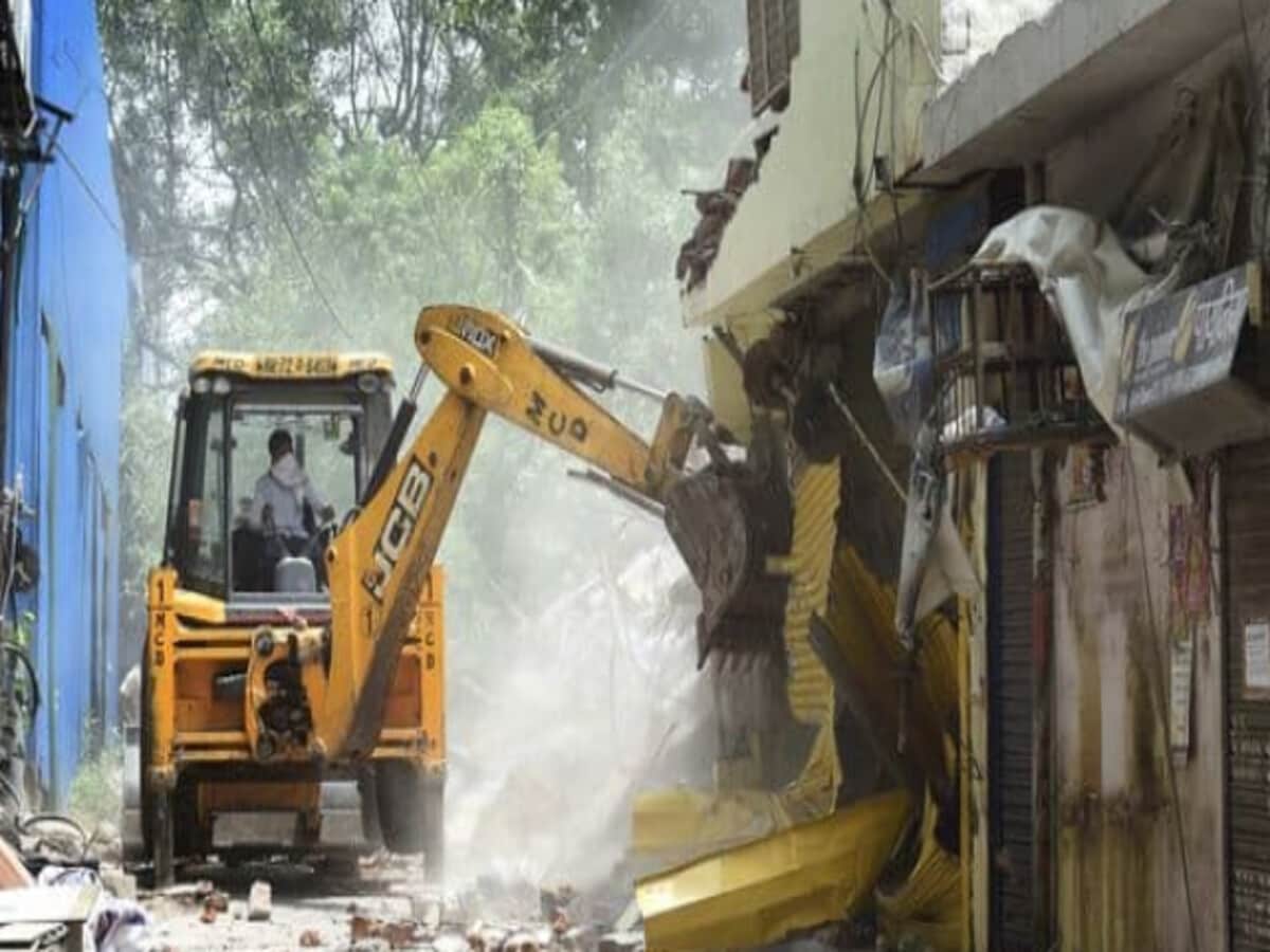 bulldozer action in greater noida 1 lakh square meter government land encroachment free 1707664215 - 53 भवनों को मिला नोटिस, 15 जुलाई से चलेगा प्रशासनिक बुलडोजर।