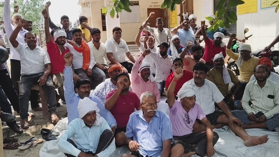 दद्द्द्दद - विद्युत समस्या को लेकर ग्रामीणों ने विद्युत उपकेंद्र पर किया प्रदर्शन।