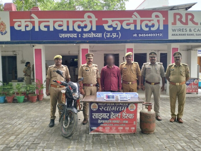 लल्ल - कैमरों की निगरानी से पकड़ा गया शातिर चोर।