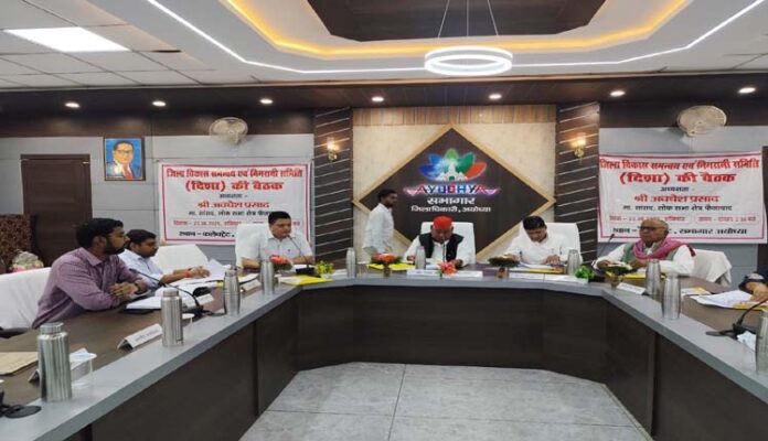 fff - समिति की बैठक में विकास कार्यों की समीक्षा।