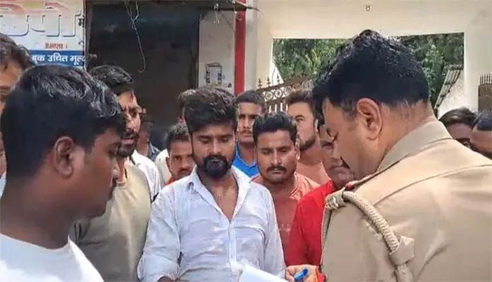 ग्ग्गग्ग्फ्ग - शिक्षक की पिटाई की इंटर की छात्रा बेहोश, आक्रोश।