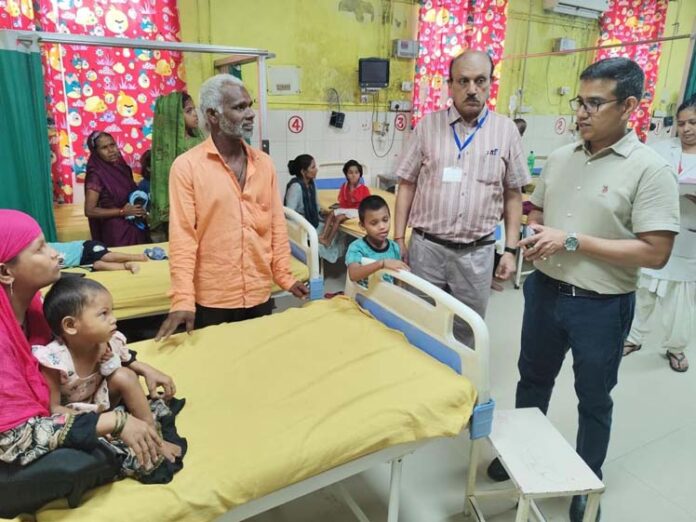 ग्ग्फ्गफ्ग्फ्ग - मंडलायुक्त ने जिला चिकित्सालय का किया औचक निरीक्षण।