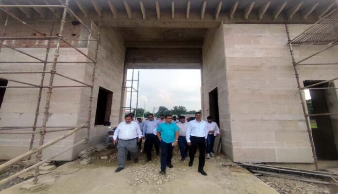 ह्घ्जफ्घफ्ग्फ्ग - कमिश्नर ने लिया निर्माण कार्यों का जायजा, दी हिदायतें।