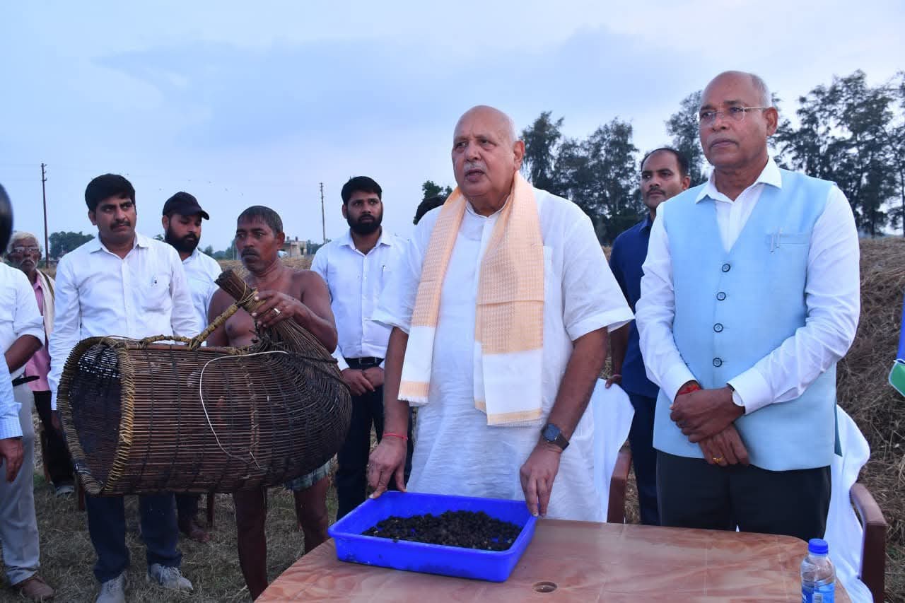 FB IMG 1756872178635 - मखाना की खेती से पूर्वांचल के किसानों में जगी नई उम्मीद- सूर्य प्रताप शाही। 