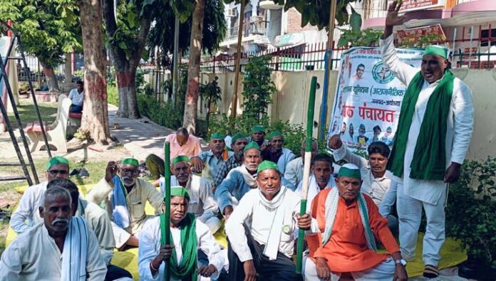 gggggg - मुआवजा न मिलने पर किसानों का धरना, ज्ञापन सौंपा।