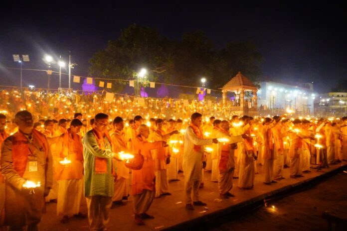 mnmmnm - महिलाओं और विद्यार्थियों ने एक स्वर में की सरयू आरती, रचा नया इतिहास।