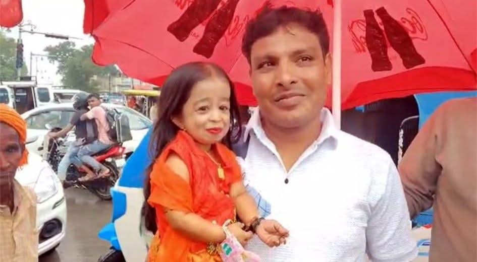 FB IMG 1761977897596 - दुनिया की सबसे नन्ही महिला ज्योति आमगे ने किए श्रीरामलला के दर्शन।