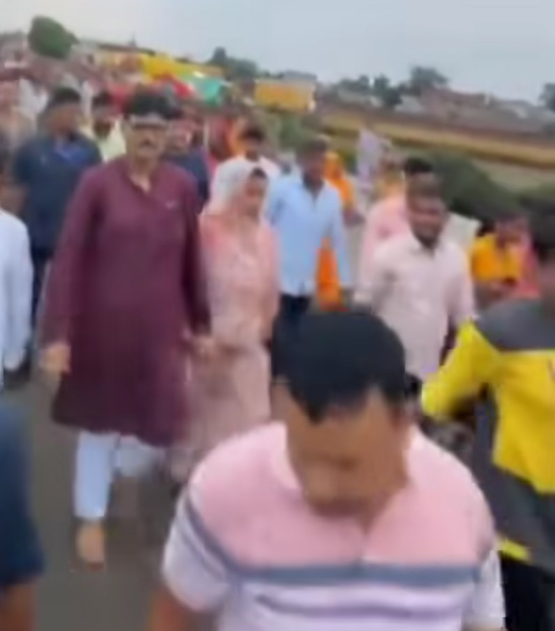 Screenshot 20251101 1143002 - भक्ति और आस्था का अद्भुत संगम — विधायक अभय सिंह दंपति पंचकोसी परिक्रमा में भाव-विभोर।